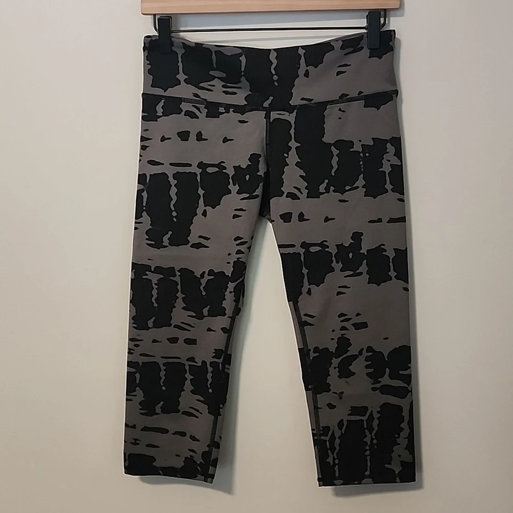 ALO Yoga sz S black gray camouflage camo crop Capri leggings